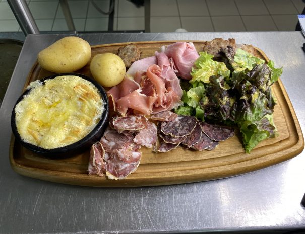 Boîte chaude et plateau de charcuterie